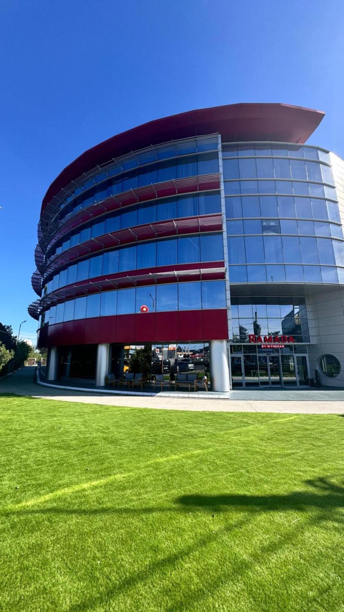 Ramada By Wyndham Bucharest Otopeni Airport מראה חיצוני תמונה