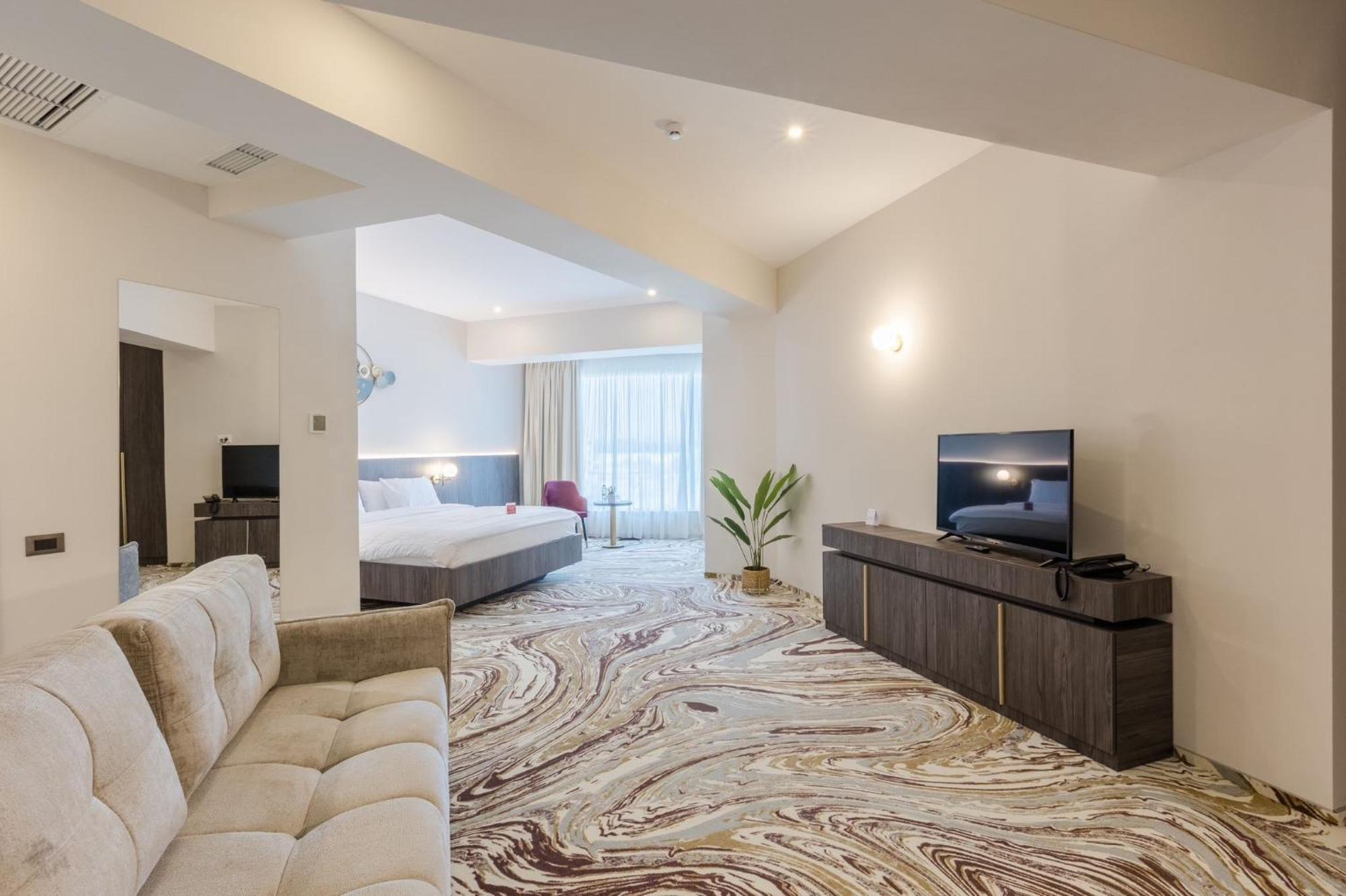 Ramada By Wyndham Bucharest Otopeni Airport מראה חיצוני תמונה