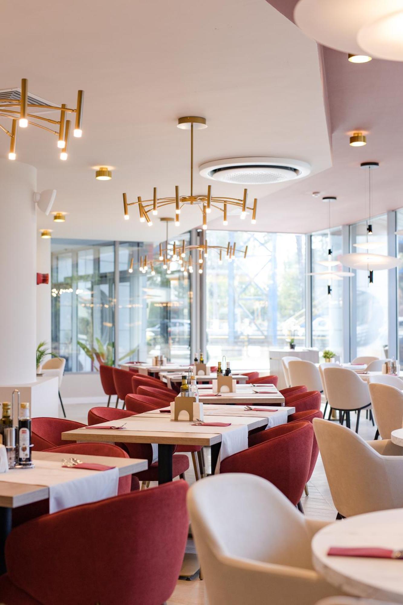 Ramada By Wyndham Bucharest Otopeni Airport מראה חיצוני תמונה