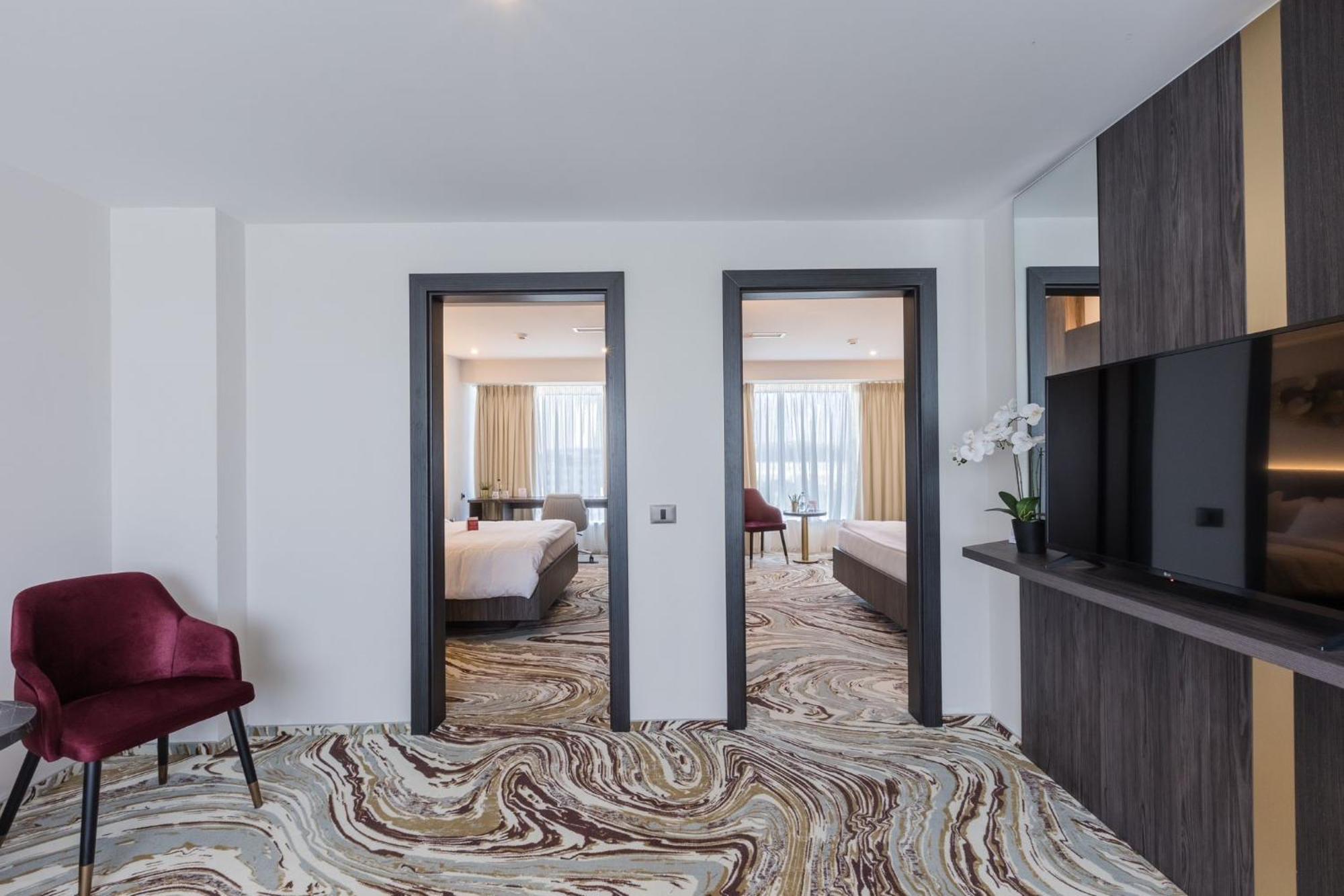 Ramada By Wyndham Bucharest Otopeni Airport מראה חיצוני תמונה