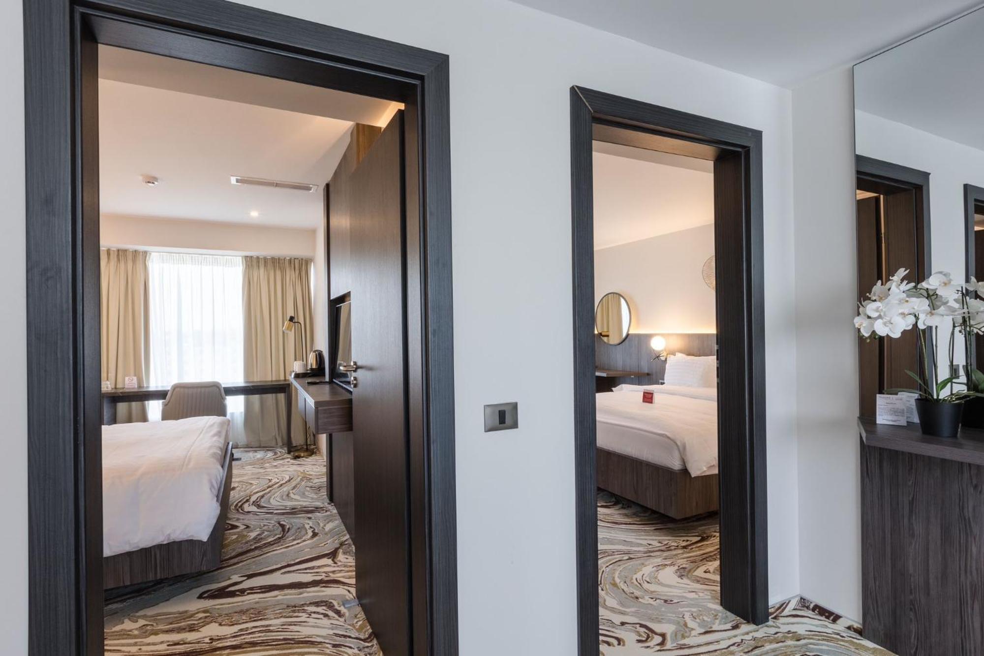Ramada By Wyndham Bucharest Otopeni Airport מראה חיצוני תמונה