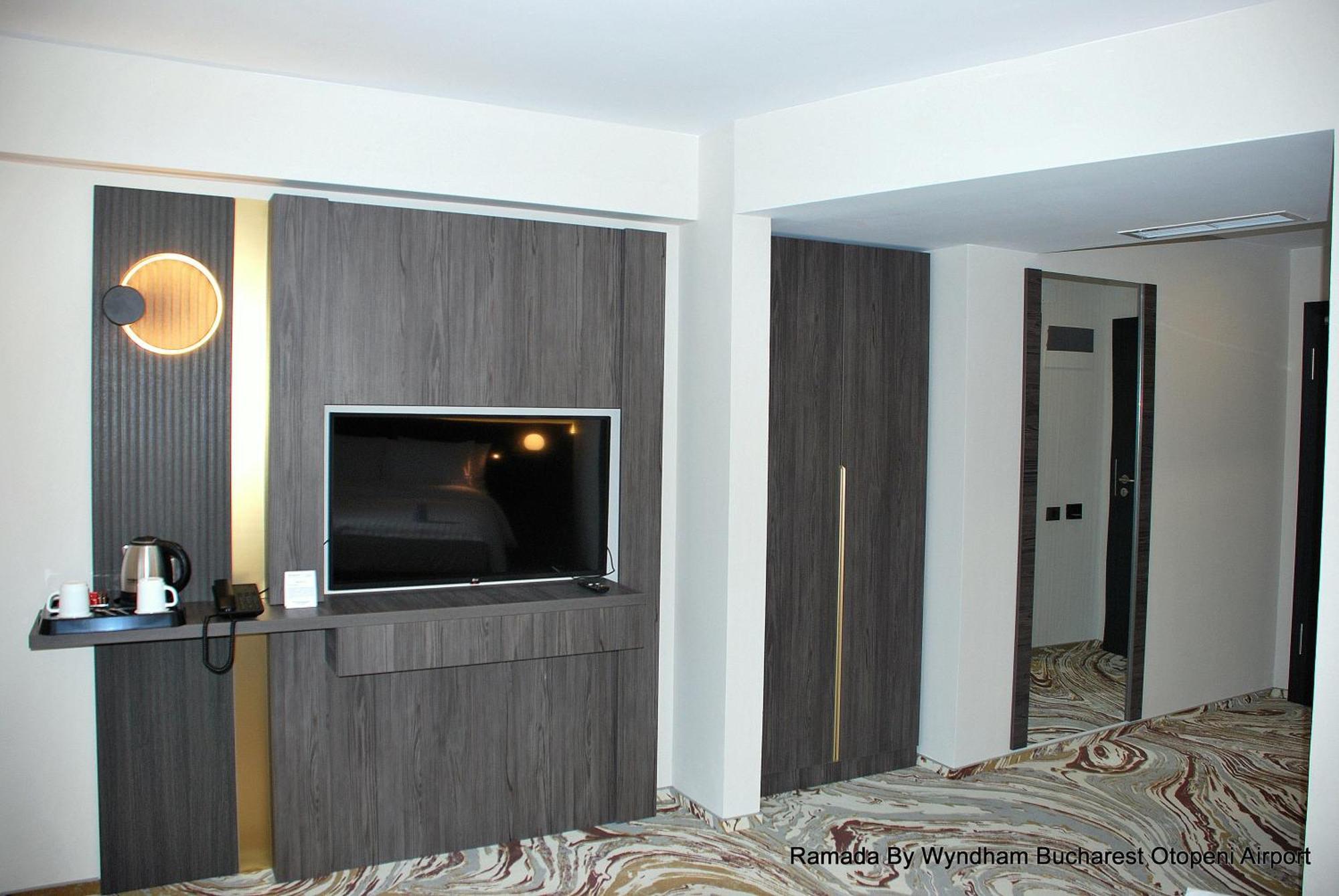 Ramada By Wyndham Bucharest Otopeni Airport מראה חיצוני תמונה
