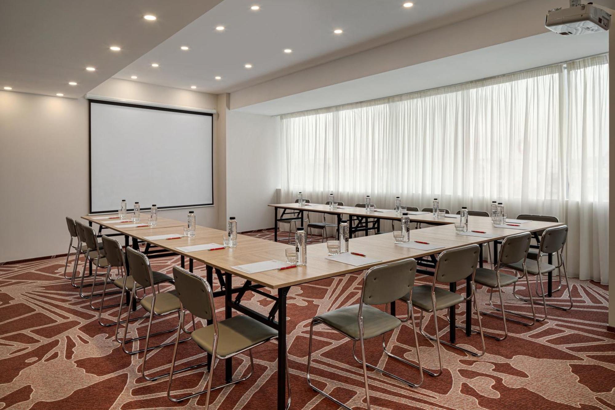 Ramada By Wyndham Bucharest Otopeni Airport מראה חיצוני תמונה