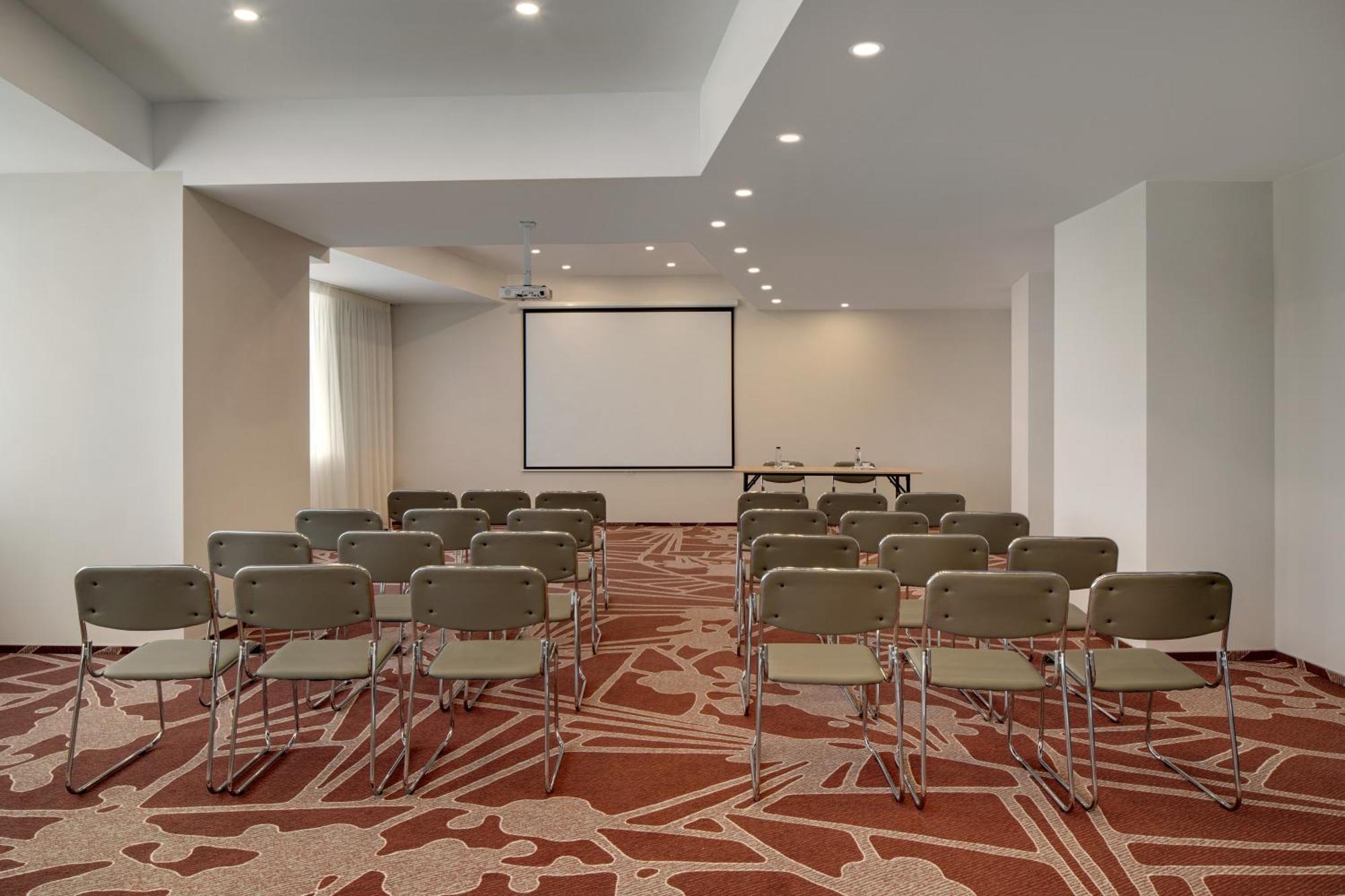 Ramada By Wyndham Bucharest Otopeni Airport מראה חיצוני תמונה
