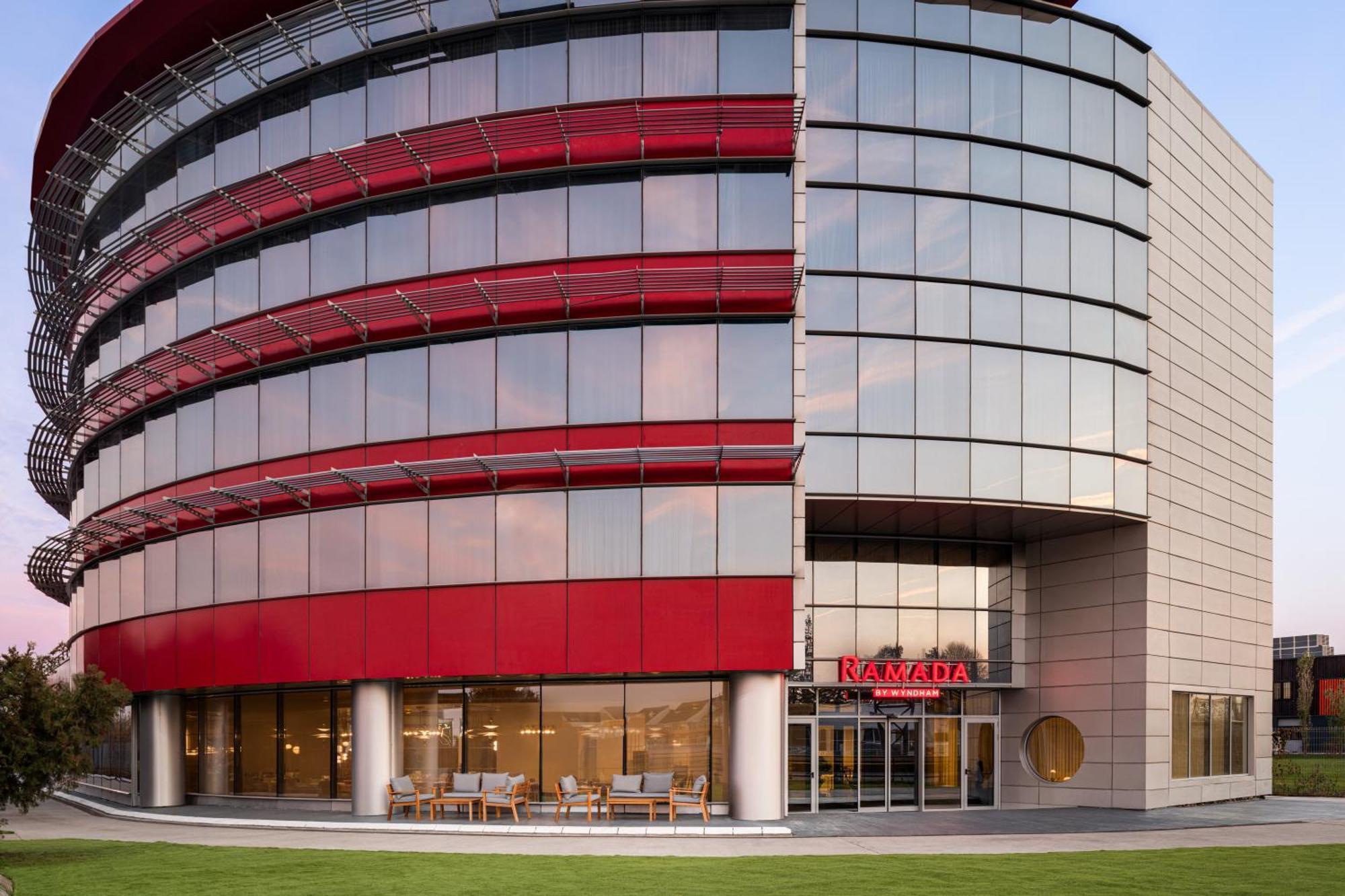 Ramada By Wyndham Bucharest Otopeni Airport מראה חיצוני תמונה