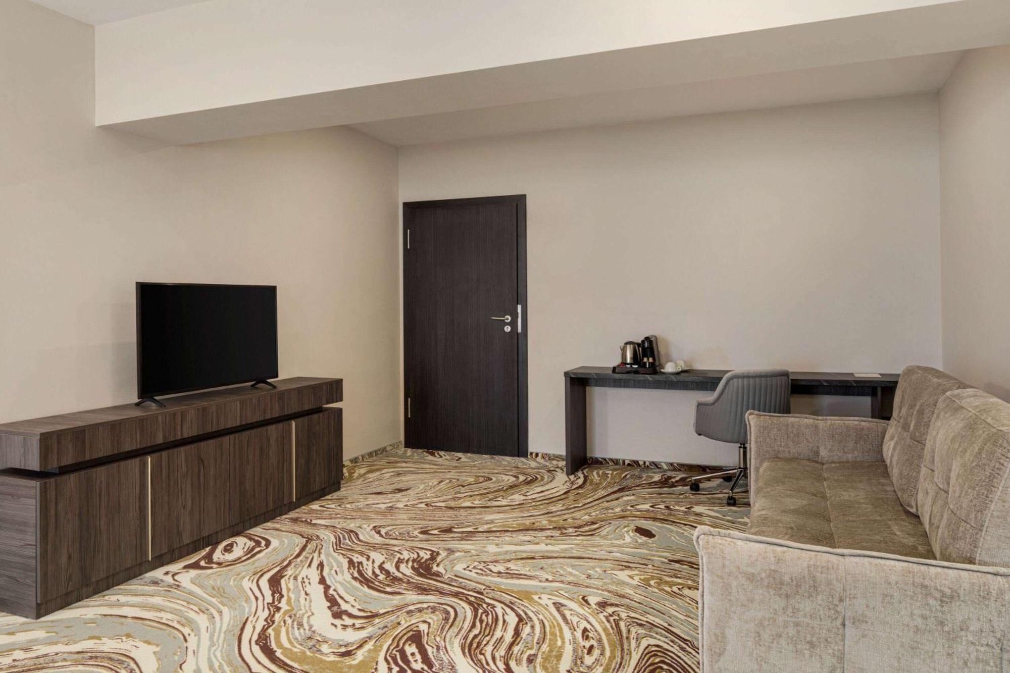 Ramada By Wyndham Bucharest Otopeni Airport מראה חיצוני תמונה