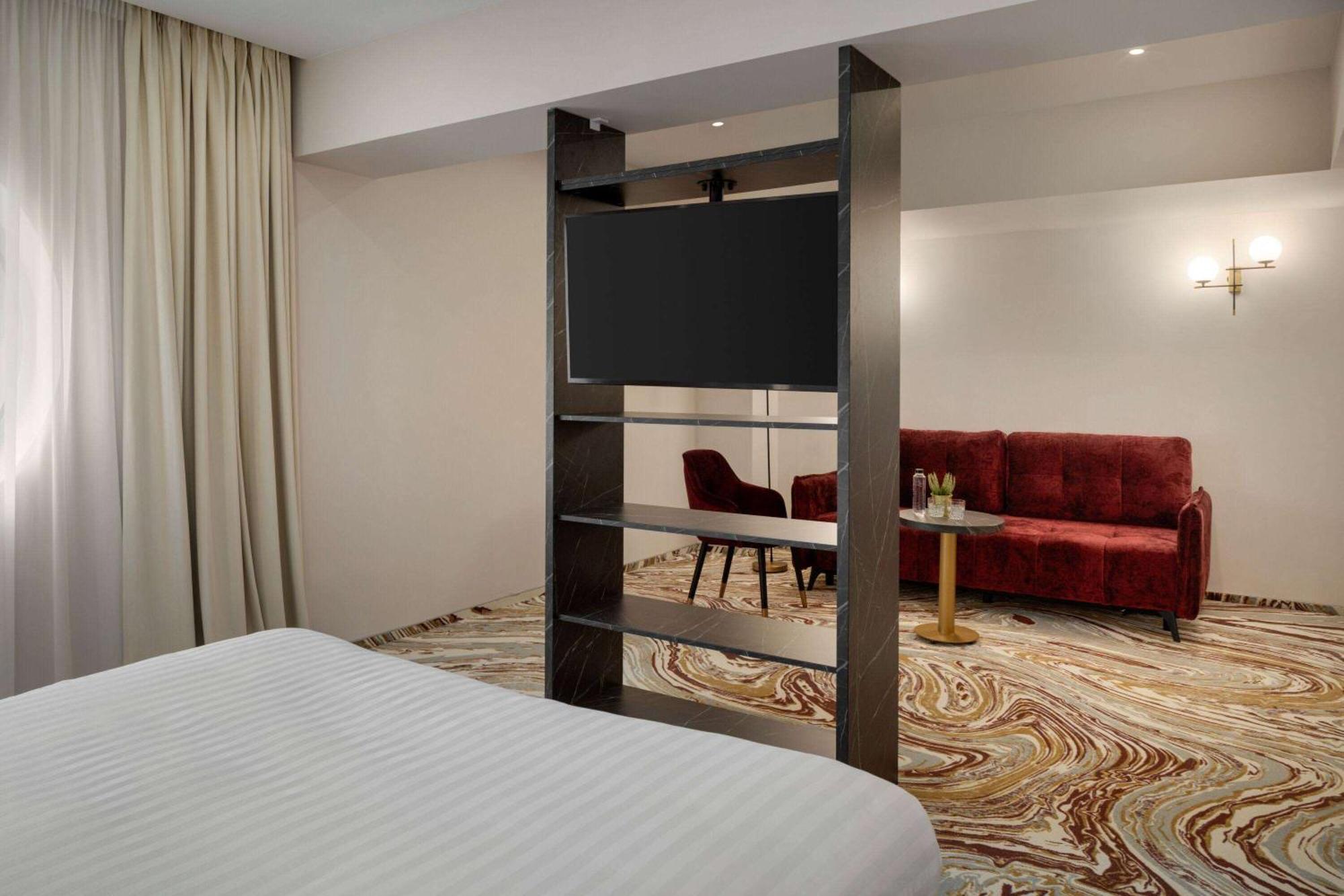 Ramada By Wyndham Bucharest Otopeni Airport מראה חיצוני תמונה