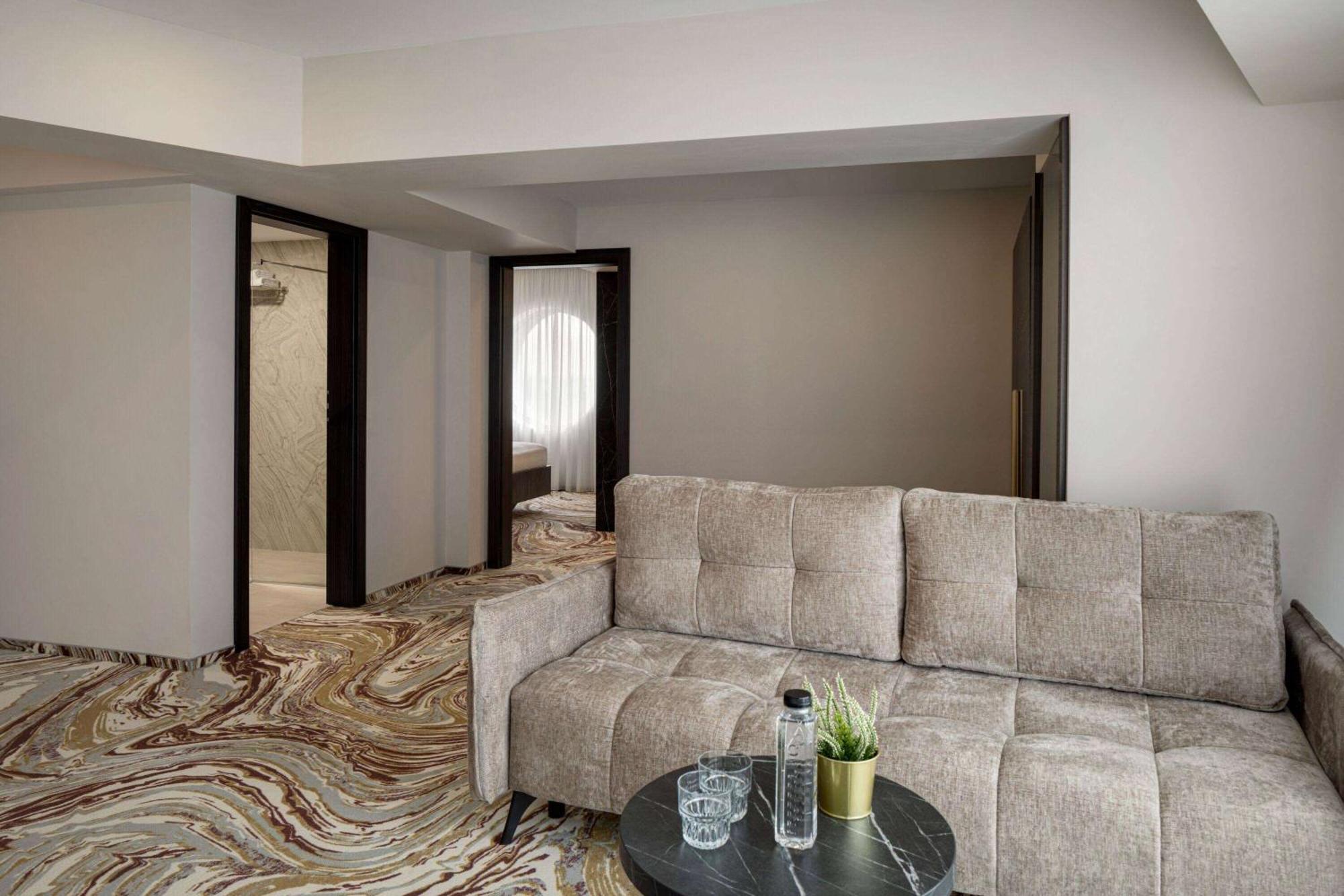 Ramada By Wyndham Bucharest Otopeni Airport מראה חיצוני תמונה