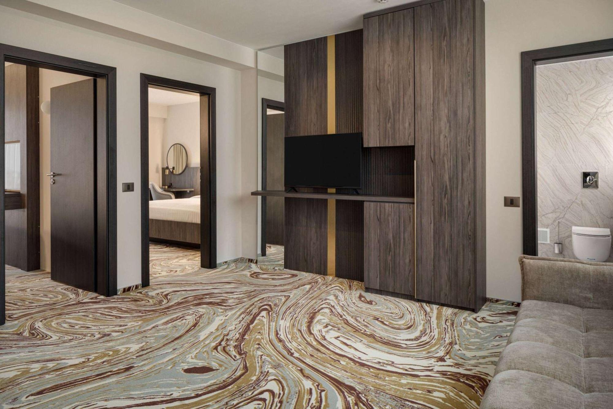 Ramada By Wyndham Bucharest Otopeni Airport מראה חיצוני תמונה